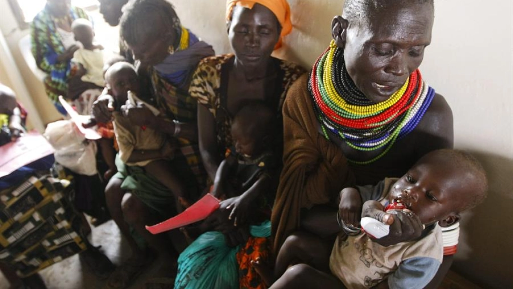 49082af72609f5daaa7c2404c6c11b8d19d87bb9miniw, Fotografía de archivo de una mujer de etnia turkana dando a su bebé alimentos de emergencia en un campamento de refugiados en la ciudad de Kakuma, en el noroeste de Kenia, el 8 de agosto 2011. EFE/EPA/DAI KUROKAWA