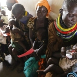 49082af72609f5daaa7c2404c6c11b8d19d87bb9miniw, Fotografía de archivo de una mujer de etnia turkana dando a su bebé alimentos de emergencia en un campamento de refugiados en la ciudad de Kakuma, en el noroeste de Kenia, el 8 de agosto 2011. EFE/EPA/DAI KUROKAWA
