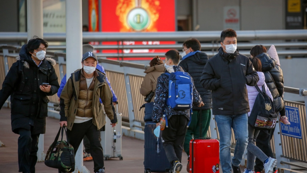 China reabre sus fronteras tras casi tres años de estricta cero covid, Viajeros en el Aeropuerto Internacional de Pekín, en China, que ha reabierto hoy sus fronteras tras casi tres años de cierre. EFE/EPA/MARK R. CRISTINO