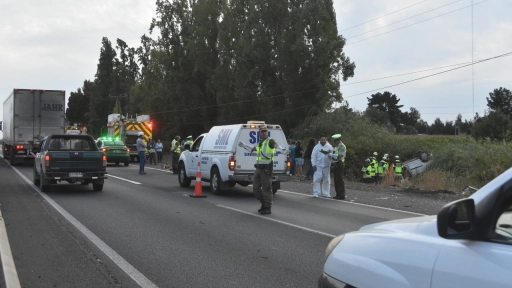Un fallecido y dos personas lesionadas tras volcamiento en ruta 5 Sur