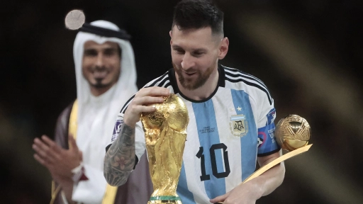 Messi dice que le hubiese gustado recibir la copa de manos de Maradona