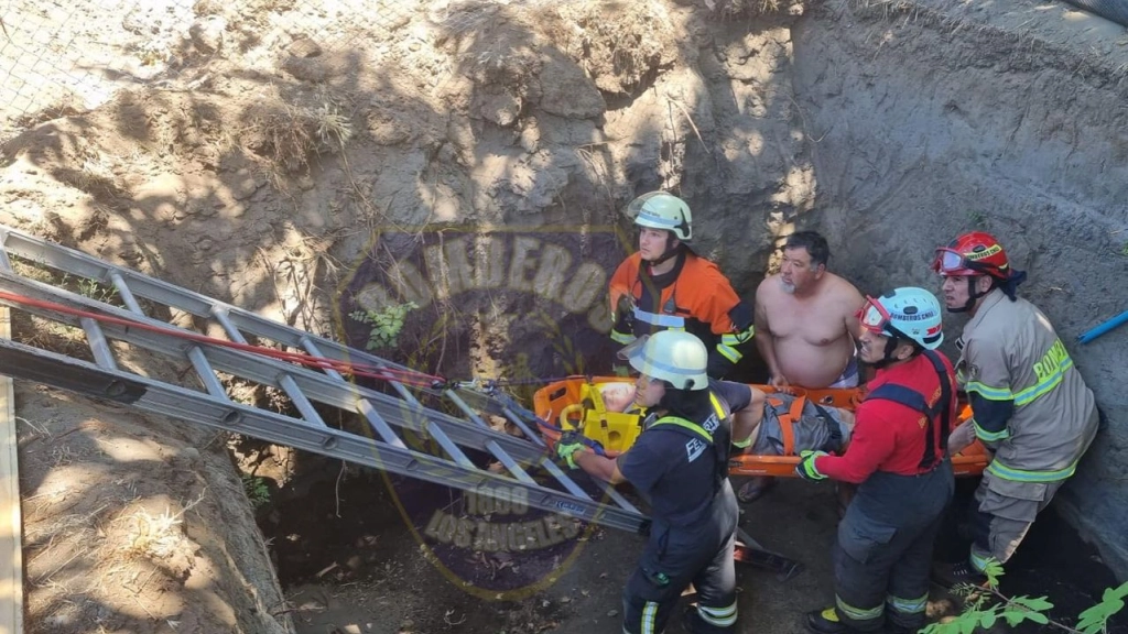 rescate-adultor-mayor, Foto: Facebook Cuerpo de Bomberos Los Ángeles.