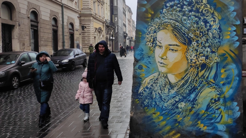 El arte callejero ucraniano busca capturar la memoria de la guerra, Vista de un mural en Leópolis (Ucrania). EFE/ Rostyslav Averchuk