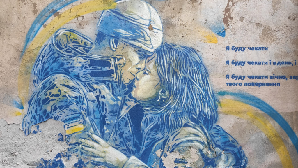  / Mural en Leópolis (Ucrania) creado por el artista francés Christian Guémy, conocido como C215, basado en en una fotografía de Andriy Andriyenko para la agencia AP y refleja la despedida del guarda fronterizo Vitaly de su amada Albina en la estación de ten