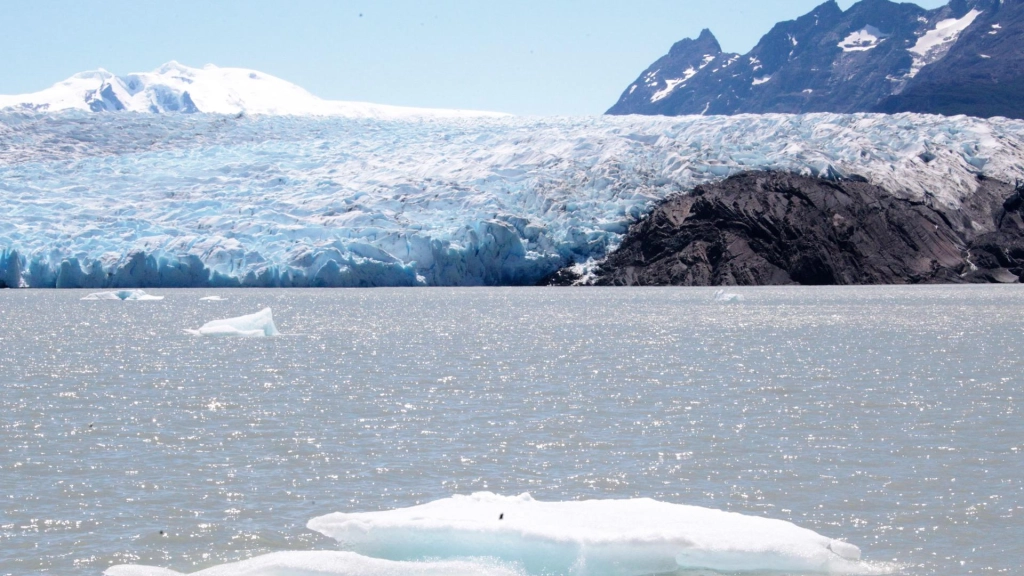  / Fotografía que muestra pequeñas masas de hielo, el 25 de diciembre 2022, en el Glaciar Grey, en la Patagonia chilena. EFE/Javier Martín