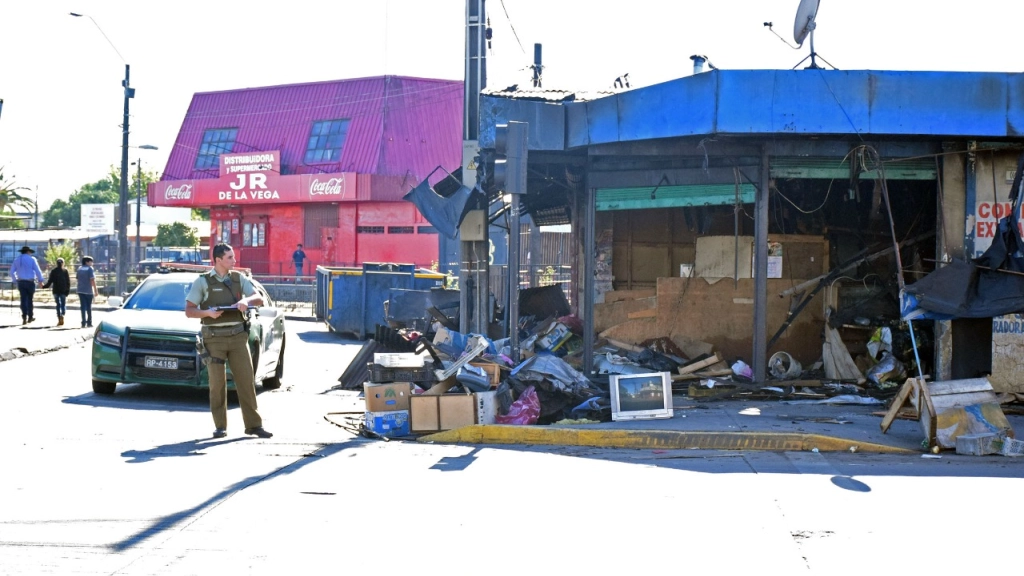 incendio, El incendio consumió una decena de locales comerciales en el sector de la Vega de Los Ángeles, específicamente en la esquina de Rengo con Villagrán, en el costado sur oriente.