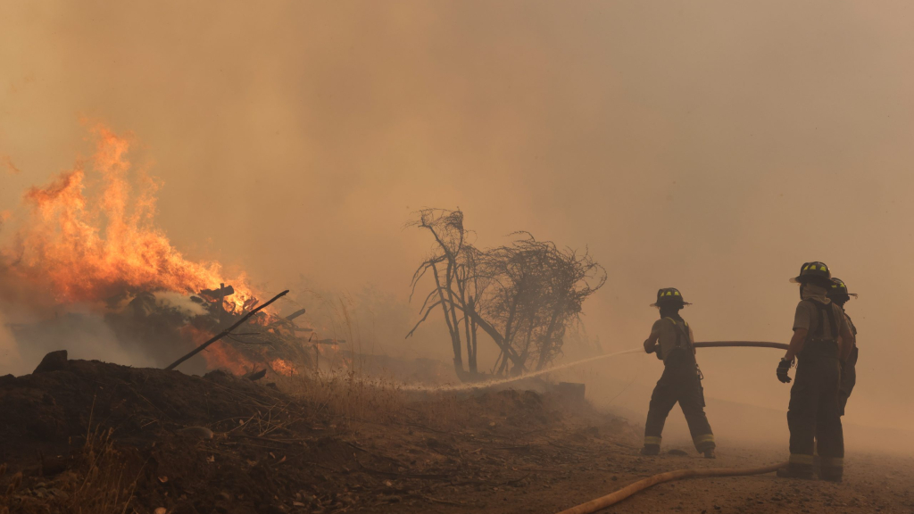  / Bomberos combaten un incendio forestal en sector Rinconada de la comuna de Quillón, región de Ñuble (Chile), este 9 de febrero de 2023. EFE/Esteban Paredes Drake