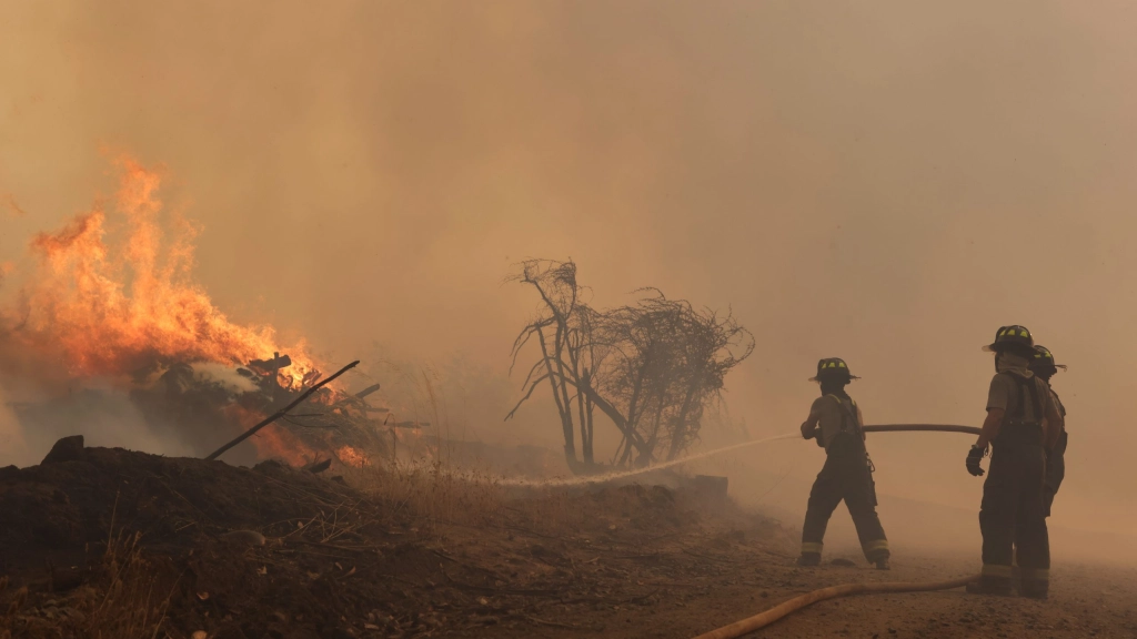 El CAF dona 250.000 dólares a Chile para apoyar la atención a los daños por los incendios, Bomberos combaten un incendio forestal en sector Rinconada de la comuna de Quillón, región de Ñuble (Chile), este 9 de febrero de 2023. EFE/Esteban Paredes Drake