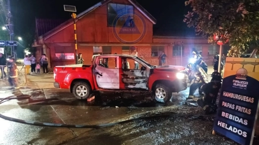 Atentado en pleno centro de Collipulli: Encapuchados armados quemaron camioneta de forestal Arauco