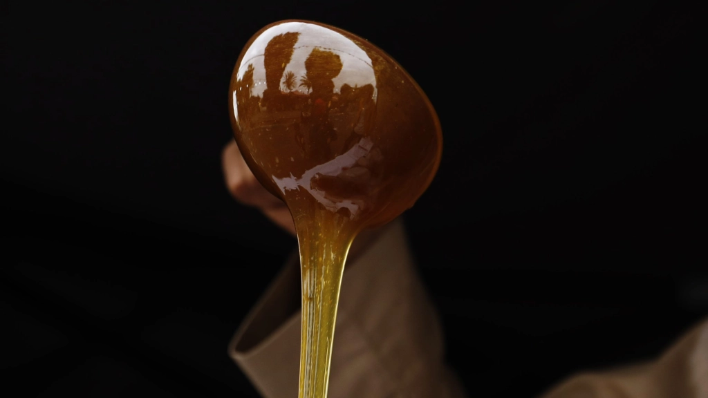 Más de veinte países piden precisar el origen de las mezclas de miel, Un apicultor yemení expone miel a la venta durante una primera feria de miel y productos apícolas en Sana'a, Yemen, el 30 de junio de 2022. EFE/EPA/YAHYA ARHAB