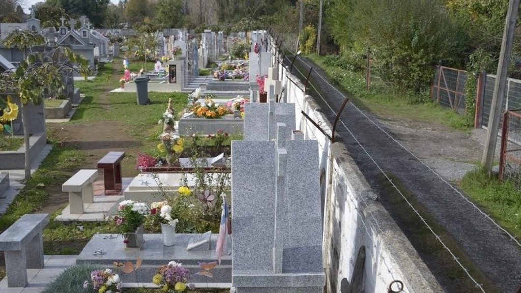 Las puertas del cementerio se encuentran abiertas para que nuestras vecinas y vecinos puedan ir a visitar a sus difuntos de forma normal.