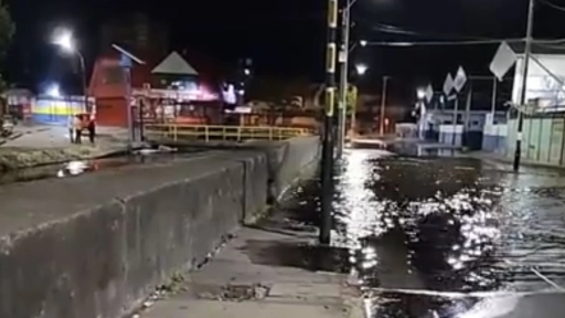 Subida de estero Quilque provocó inundación en la costanera