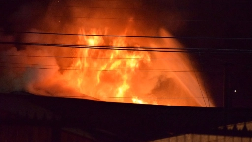 Cuatro casas y un local comercial consumió incendio en Colón esquina Galvarino