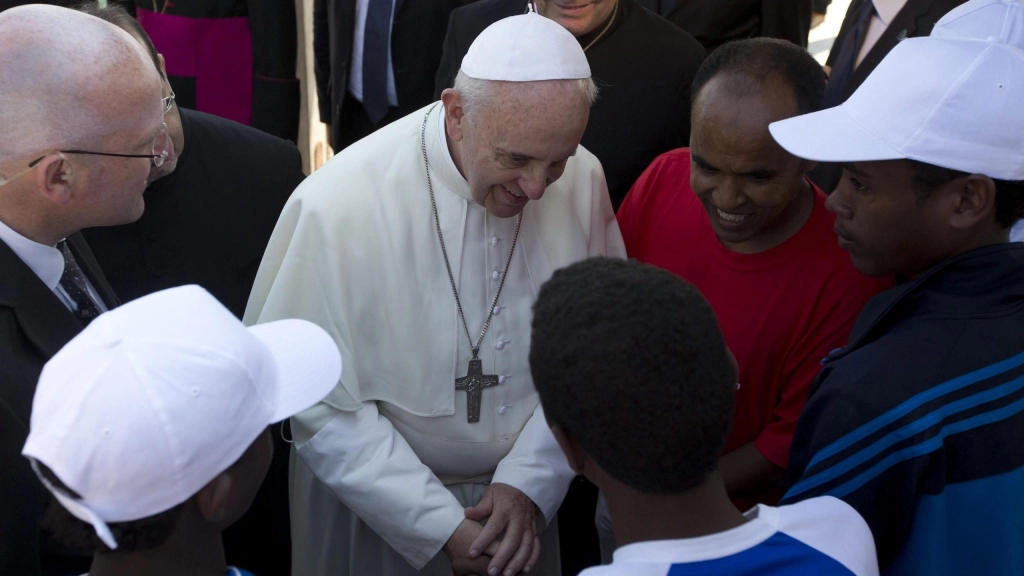 Los diez momentos que han marcado una década de pontificado de Francisco, Imagen de archivo del papa conversando con un grupo de migrantes durante su visita a la isla de Lampedusa, considerada la puerta de entrada de Europa para quienes huyen de la pobreza y la guerra en África y lugar elegido por el papa para realizar el prime