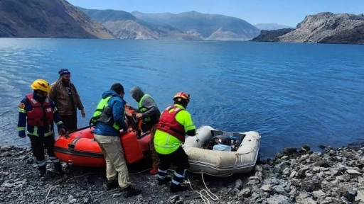 Por desperfecto en un bote rescatan a personas desde Laguna Laja