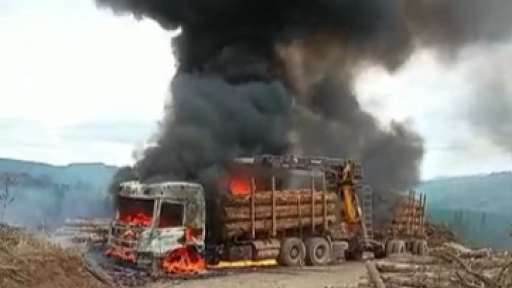 Tres vehículos y maquinaria agrícola destruida dejó ataque incendiario