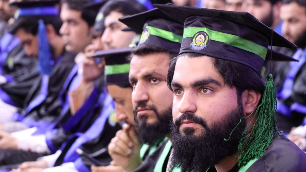 Los talibanes anuncian el inicio de un nuevo ciclo universitario sin mujeres, Estudiantes afganos asisten a una ceremonia de graduación en la Universidad de Benawa en Kandahar, Afganistán, el 17 de marzo de 2022. EFE/EPA/STRINGER