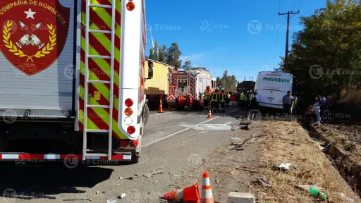 Colisión de bus deja 12 lesionados y dos personas atrapadas en Los Ángeles