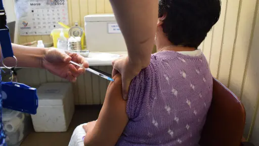 Llaman a la población a vacunarse contra la influenza para prevenir la propagación del virus en invierno
