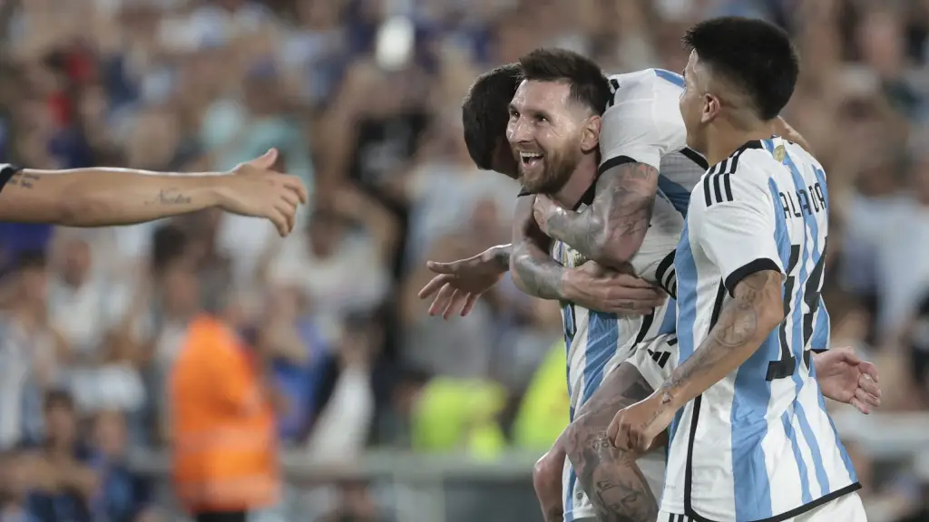 2-0. Con el gol 800 de Messi en su carrera, Argentina derrota a Panamá, Jugadores de Argentina celebran un gol de Lionel Messi (abajo) hoy, en un partido amistoso entre las selecciones de Argentina y Panamá en el estadio Monumental, en Buenos Aires (Argentina). EFE/Juan Ignacio Roncoroni