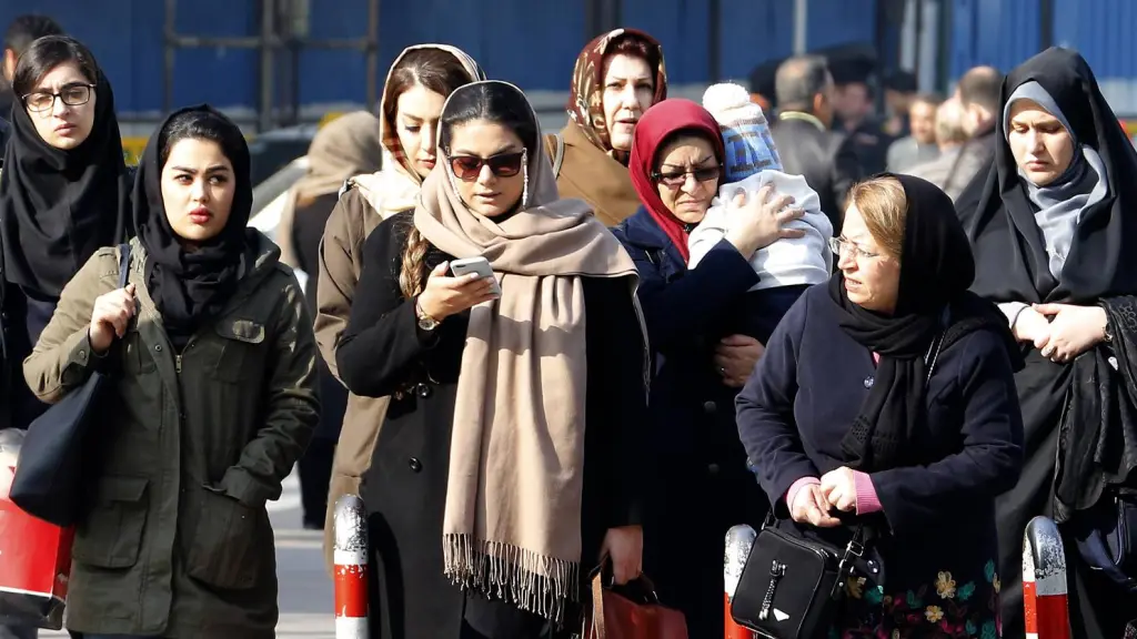 Irán vuelve a perseguir a las mujeres que no usan el velo islámico, Contexto
