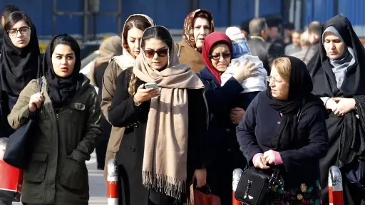 Multas incluyen cárcel: Irán vuelve a perseguir a las mujeres que no usan el velo islámico