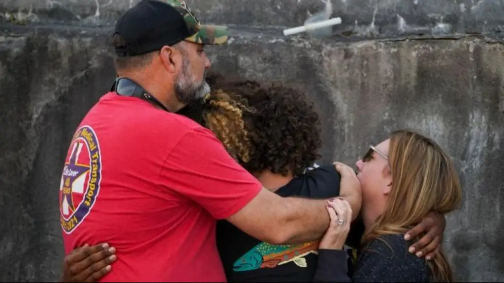 Habitantes de Dadeville, Alabama, se abrazaron durante la vigilia celebrada este domingo en memoria de las víctimas., Reuters