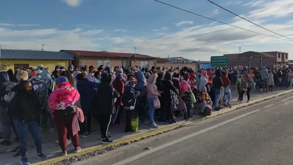 Inmigrantes varados en frontera de Chile generan operativo de control en Perú, Emol