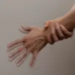 gesto-nervioso-problema-mano-temblorosa, 