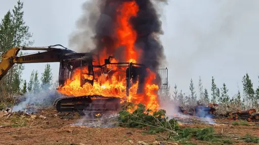 Ataque incendiario dejó destruida maquinaria pesada entre las comunas de Cunco y Melipeuco
