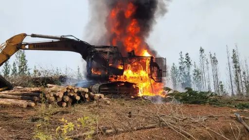 11 maquinarias fueron quemadas por desconocidos en faena forestal de Lumaco
