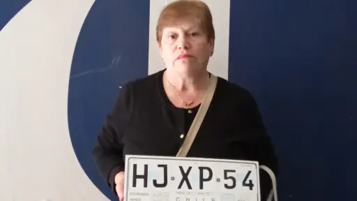 Angelina denuncia que desconocidos robaron placas patentes de su vehículo