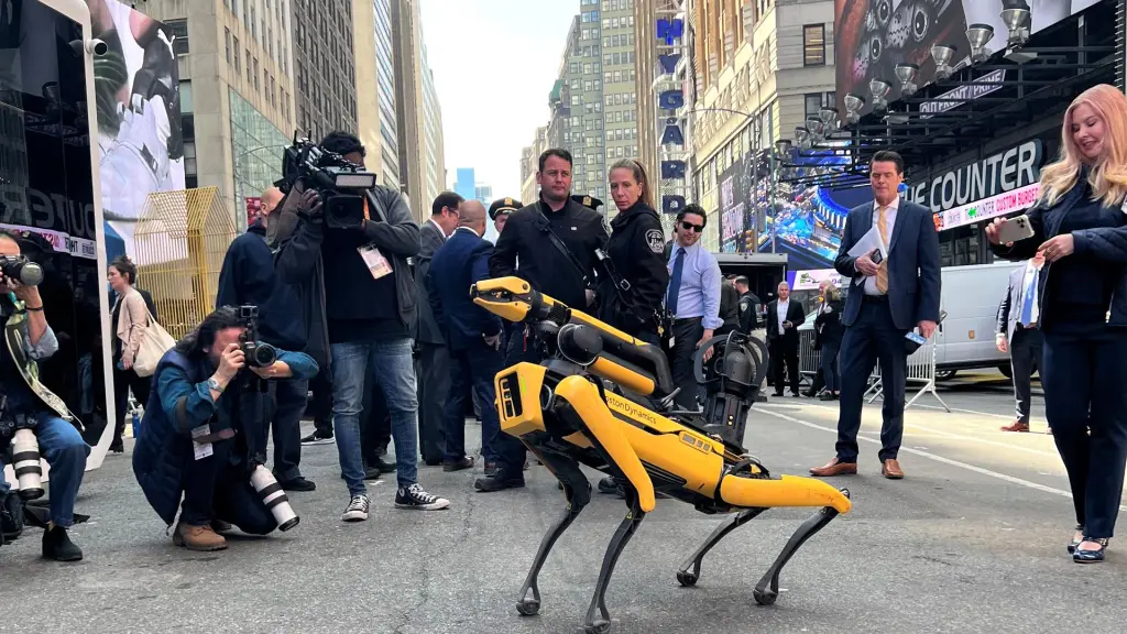 Nueva York presenta los nuevos robots que ayudarán a su policía a patrullar, Un grupo de fotógrafos retratan al robot Digidog durante una conferencia de prensa para presentar nueva tecnología policial celebrada hoy en Times Square, Nueva York. EFE/Sarah Yáñez-Richards
