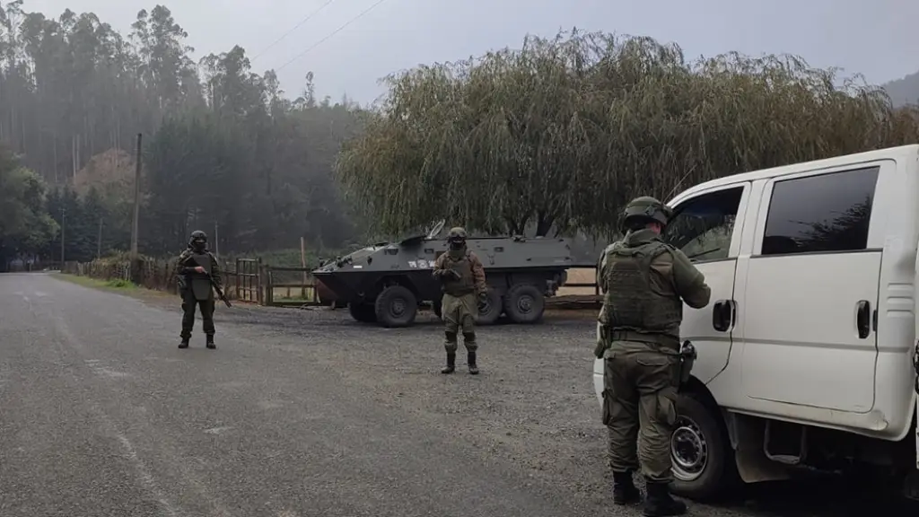 Médico y conductor resultaron heridos tras disparos de encapuchados contra vehículo de salud en Curacautín, Twitter: @CarabAraucania / Referencial