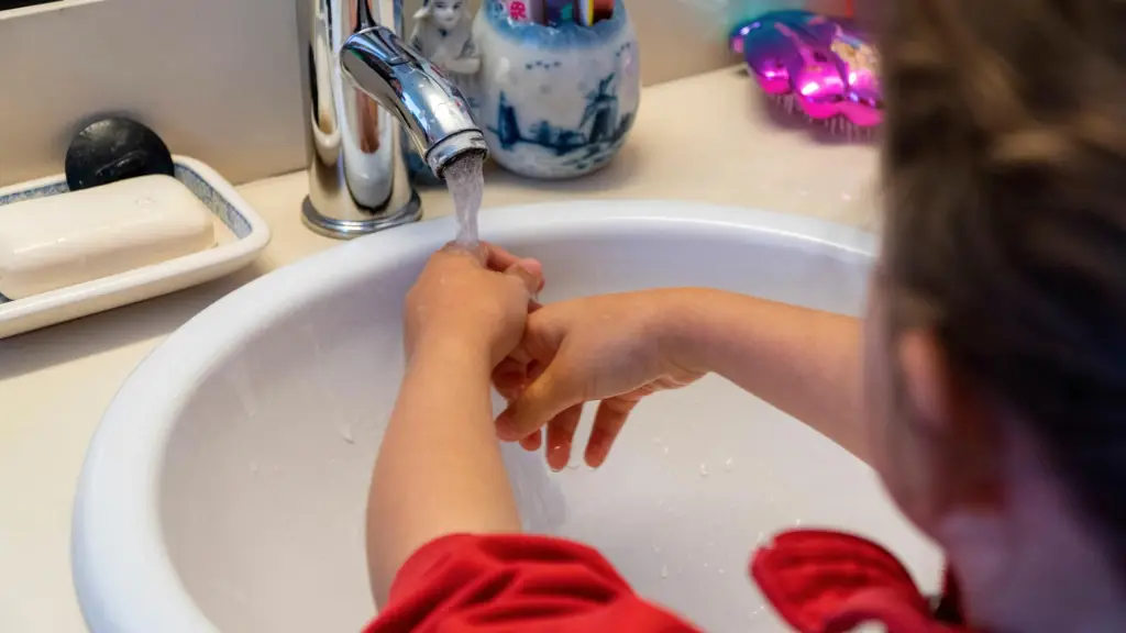 El coronavirus se propagó en los hogares a través de manos y superficies, Una niña se lava las manos en casa. EFE/ROMÁN G. AGUILERA