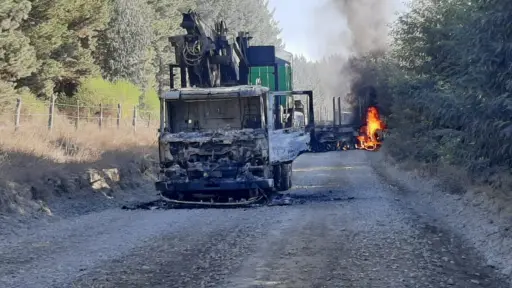 Nueva arremetida incendiaria en Mulchén: Destruyen tres camiones y una grúa