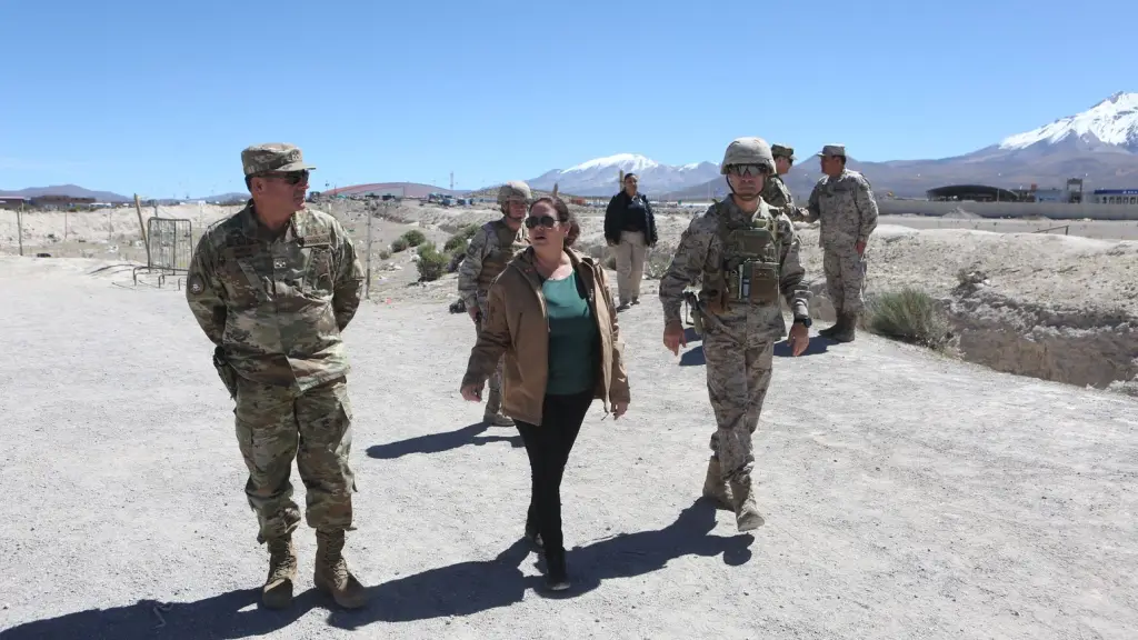 Ministra de Defensa Nacional visita patrullas fronterizas del Ejército en Colchane:  / Cedida