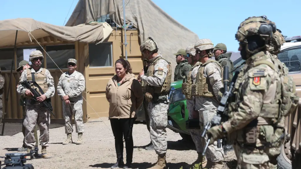 Ministra de Defensa Nacional visita patrullas fronterizas del Ejército en Colchane:  / Cedida