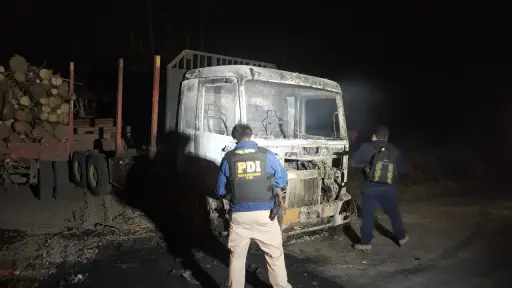 Dos camiones quemados dejó ataque incendiario en Collipulli