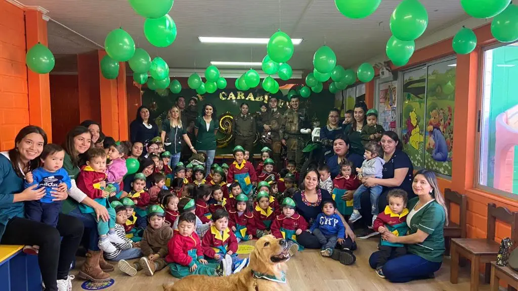 Parvulos saludan a Carabineros de Chile, Cedida