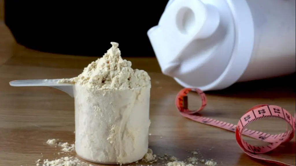 El suero de leche sin procesar contiene hasta un 90% de la concentración inicial de la leche, lo que ha llamado la atención de la industria del deporte y estilo de vida sana.