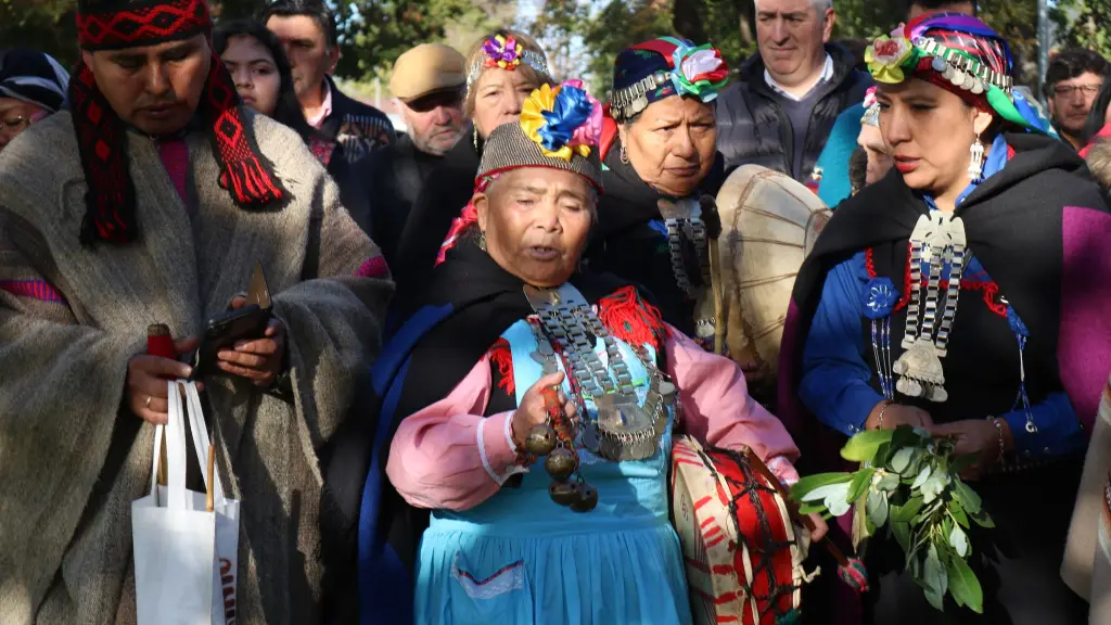 Izamiento bandera mapuche / Municipio de Tucapel