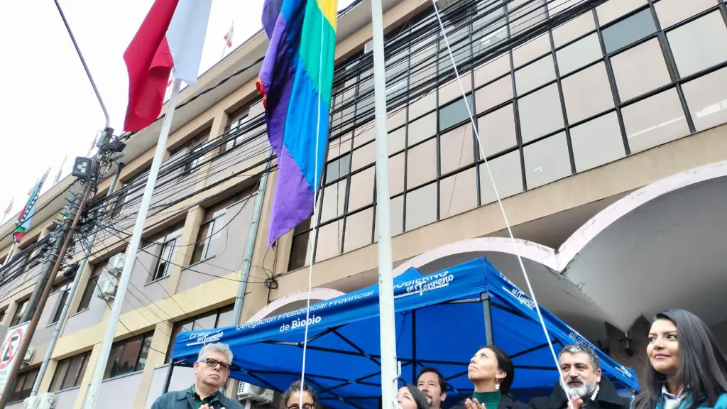 Izamiento de la bandera LGBTIQ+, Cedida