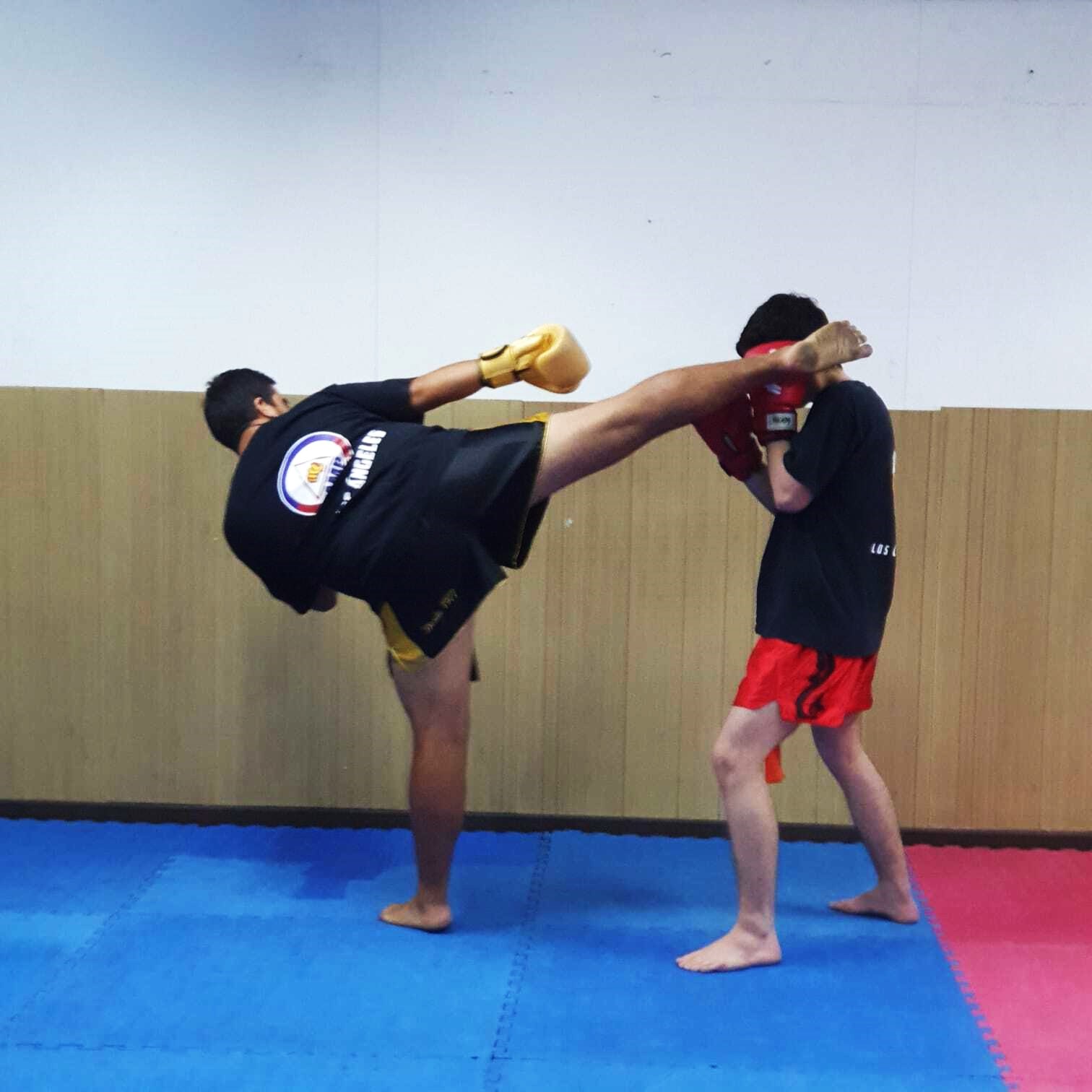 Academia AMB de kickboxing  / La Tribuna