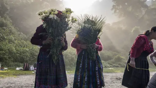  Indígenas de Guatemala agradecen por la lluvia y las cosechas en cráter de volcán