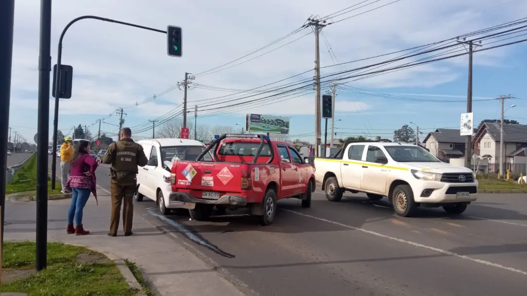 Registro fotográfico de accidente vehicular en Avenida Octavio Jara Wolf en Los Ángeles