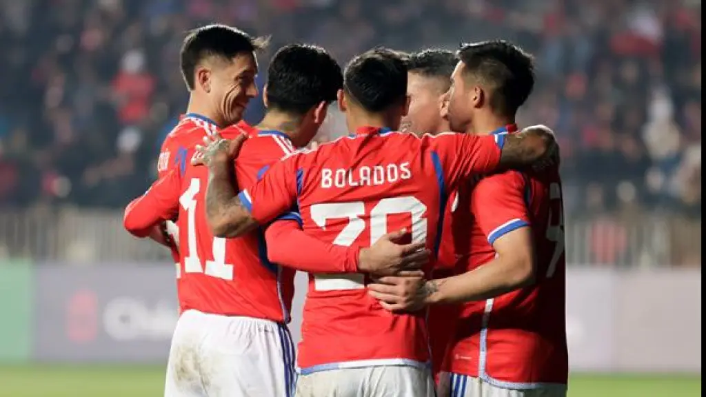 El abrazo de los chilenos tras el triunfo, EFE