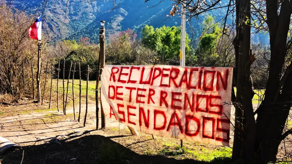 La propuesta de ley regiría solamente mientras dura el estado de excepción, lo que significa que no va a aplicar para todos los campos tomados en Chile.