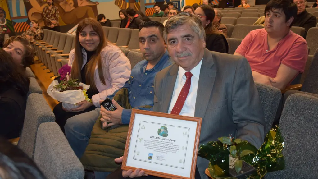 Manuel Diocares con su reconocimiento., La Tribuna