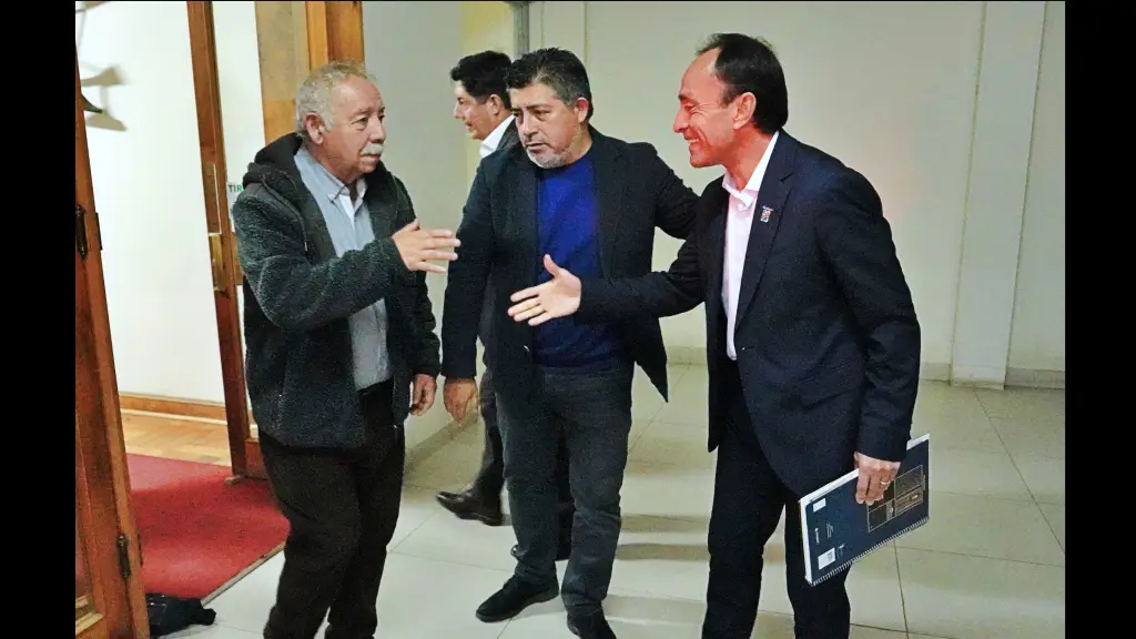 El alcalde Jorge Rivas, entre dos grandes figuras del fútbol chileno, Carlos Caszely y el Ministro Jaime Pizarro., Mindep